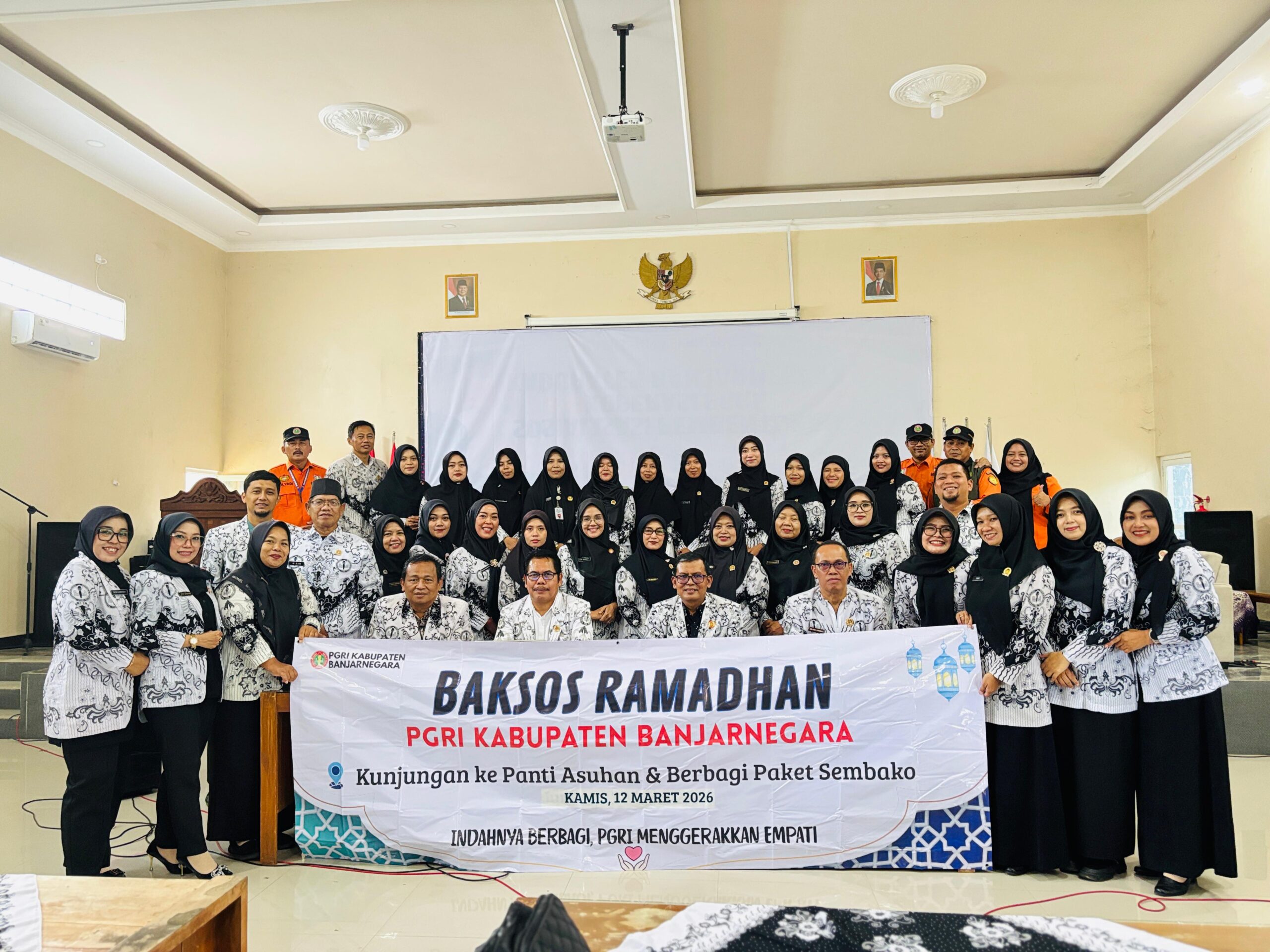 PGRI Banjarnegara Intensif Gelar Bakti Sosial, Salurkan Ratusan Paket Sembako untuk Masyarakat